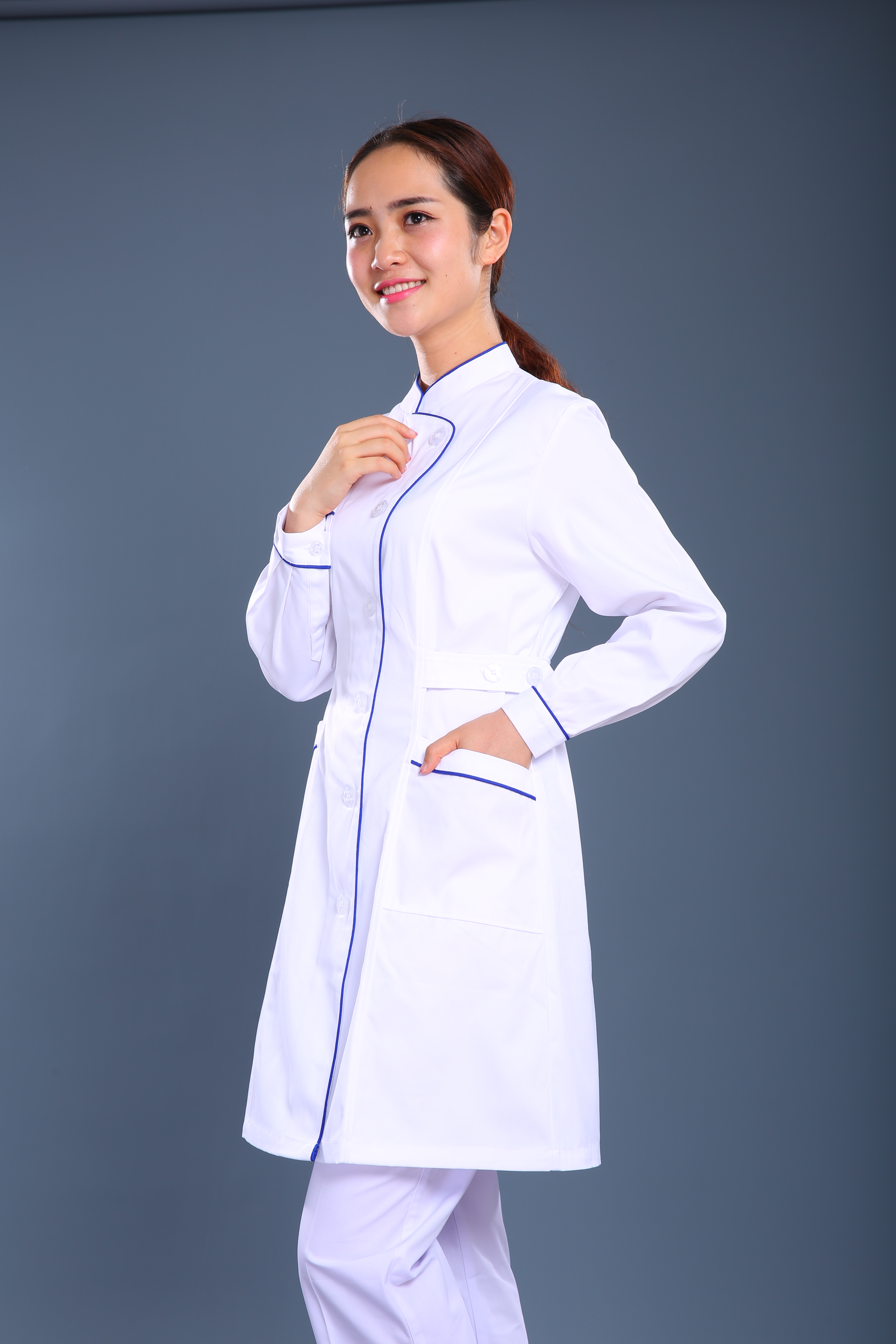 白色長(zhǎng)款護(hù)士制服