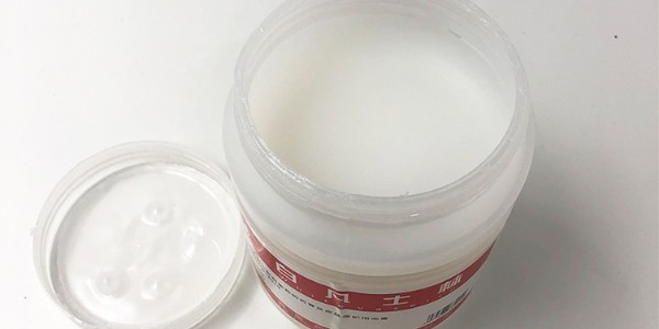 白凡士林油膏：護膚界的萬金油，一瓶搞定多種問題