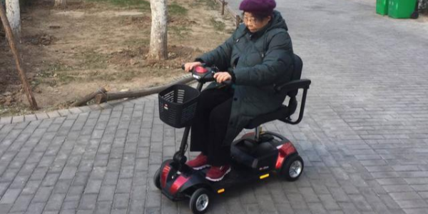 老年人電動輪椅和智能代步車如何選擇